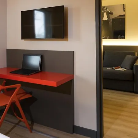 Ibis Styles Centre Confluence Otel 3*